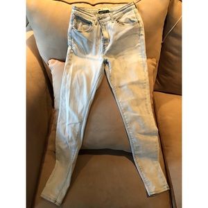 Women’s Levi high waisted jeans